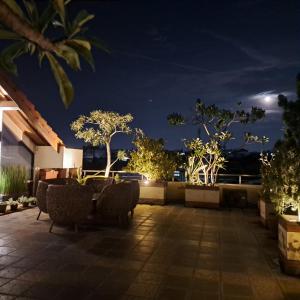 un patio con tavolo e sedie di notte di G10 Guest House Near Asia Afrika Bandung a Bandung