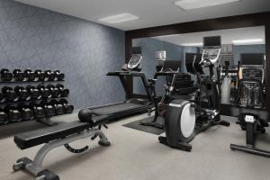 un gimnasio con varios equipos de ejercicio en una habitación en Homewood Suites by Hilton San Antonio Riverwalk/Downtown, en San Antonio