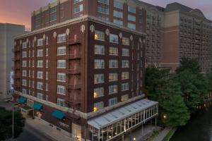 una vista aérea de un edificio con un edificio en Homewood Suites by Hilton San Antonio Riverwalk/Downtown en San Antonio