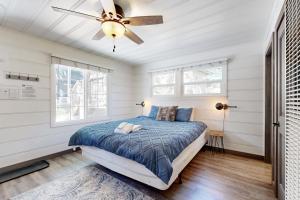 um quarto com uma cama e uma ventoinha de tecto em Manzanita Holiday 3 em South Lake Tahoe