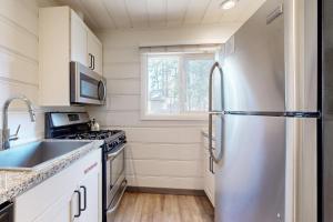 uma cozinha com um frigorífico e um lavatório em Manzanita Holiday 3 em South Lake Tahoe