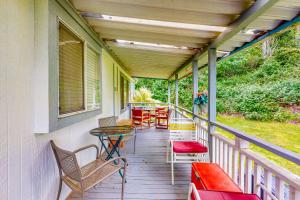 eine Veranda mit Stühlen, Tischen und einem Tisch in der Unterkunft Papa Shaw's Retreat in Sumner