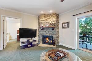 Una sala de estar con chimenea y televisión. en Bon Air 2011, en Gatlinburg