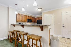 cocina con taburetes de madera y encimera en Bon Air 2011, en Gatlinburg