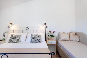 a bedroom with two beds next to each other at MANSARDA CASA GABRIELLA in Cattolica