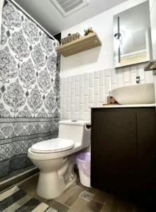 Ванная комната в Apartamento Narama Aeropuerto z13 Ciudad Guatemala +28 фотографий