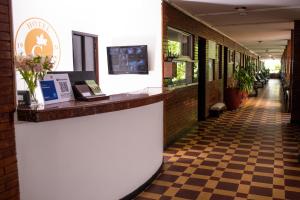 pasillo de un restaurante con suelo a cuadros en Hotel Camoruco en Yopal