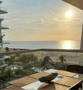 balcón con mesa y vistas al océano en morros 3, en Cartagena de Indias