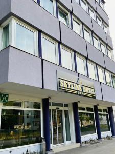 um edifício com uma placa para um centro comercial em Skyline Hotel Hannover em Hanôver