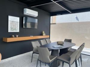 Studio aconchegante في بوكوس دي كالداس: غرفة طعام مع طاولة وكراسي