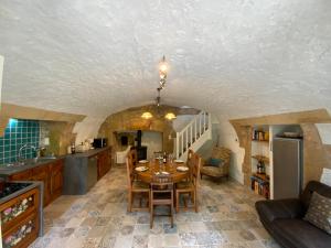 CastelsChâteau d'Argentonesse的配有桌椅的厨房和餐厅