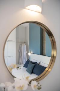 sypialnia z łóżkiem i lustrem w obiekcie Elena Apartments w mieście Almirida