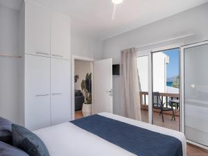アルミリダにあるElena Apartmentsの白いベッドルーム(ベッド付)が備わります。