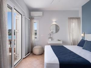 アルミリダにあるElena Apartmentsのベッドルーム(大型ベッド1台、バルコニー付)