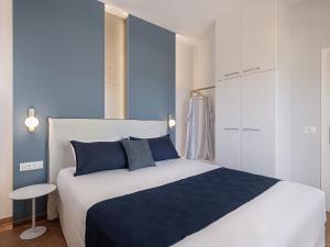 アルミリダにあるElena Apartmentsのベッドルーム1室(青と白の大型ベッド1台付)