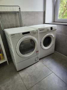 una lavatrice e una lavatrice in bagno di TOPFLAT mit Küche I gratis Parkplatz I drei Schlafzimmer I zentrumnah a Dortmund