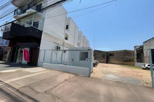 an open door on the side of a building at Umbelino Moradia in Santarém