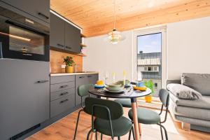 a kitchen and dining room with a table and chairs at Einzimmer Wohlfühlapartment DREI klimatisiert in Friedrichshafen