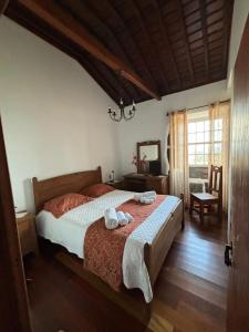 Trás dos Pomares的住宿－Casa da Madrinha Graciosa，一间卧室配有一张床,上面有两条毛巾