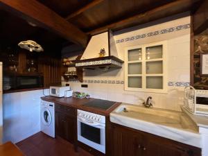 Virtuvė arba virtuvėlė apgyvendinimo įstaigoje Casal de Agra
