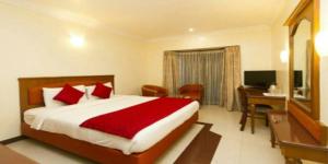 una camera d'albergo con letto, scrivania e computer di Hotel New Ashiyana Palace Varanasi Near Railway Station 400m a Varanasi