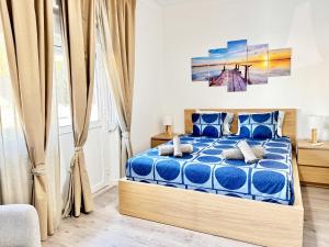 ein Schlafzimmer mit einem blauen Bett in einem Zimmer in der Unterkunft Caparica Villa blue beach in Costa da Caparica