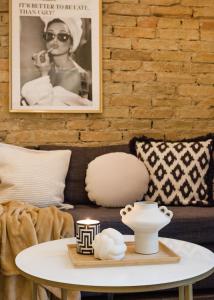 Experience City Nightlife from a Sleek Lavish Pad 1061 Budapest, 12 Dalszínház utca kép - 2