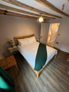 1 dormitorio con 1 cama grande en una habitación en Beaumond Cross Inn en Newark upon Trent