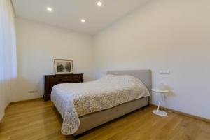 A bed or beds in a room at The best apartment in Trakai! Retreat! Rejuvenate! Rent with Ease!