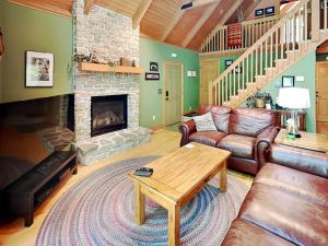 a living room with a couch and a fireplace at Tranquil Dreams in Oakland +32 photos