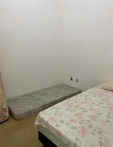 a bedroom with two beds and a mattress at Menos de 1 minuto a pé do Parque do Povo in Campina Grande