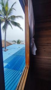 Zimmer mit Fenster und Strandblick in der Unterkunft Zakua Beach in Guachaca