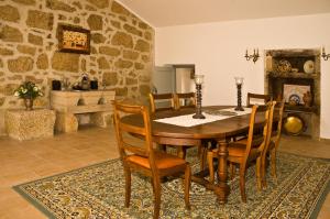 - une salle à manger avec une table et des chaises en bois dans l'établissement Solar dos Caldeira e Bourbon, à Zebras