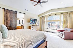 1 dormitorio con cama, sofá y ventana en Pooewin Place, en South Lake Tahoe