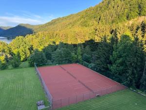 Tenis a/nebo squash v ubytování Apartment am Ossiacher See mit Seeblick nebo okolí