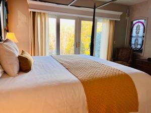 Tempat tidur dalam kamar di Nordic Village Condominium Resort