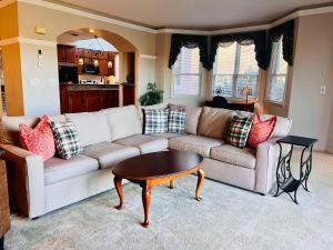 - un salon avec un canapé et une table dans l'établissement Nordic Village Condominium Resort, à Jackson