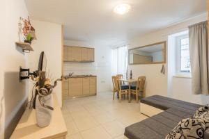 - un salon avec un lit et une salle à manger dans l'établissement Luxury B&B Rooms Matusko, à Split