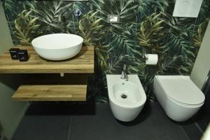 Koupelna v ubytování Palms Suites + 26 fotografií