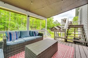 una veranda con un divano blu su una terrazza di New Hampshire Getaway with Game Room and Lake Access 