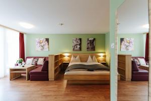 מיטה או מיטות בחדר ב-Familienhotel Trebesingerhof