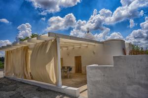 una casa blanca con un patio con una mesa en Trulli Gianfelice, en Martina Franca