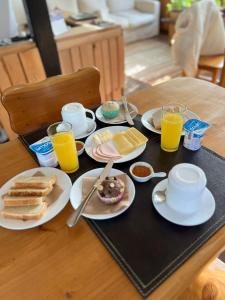 uma mesa com uma bandeja de alimentos e bebidas para o pequeno-almoço em Hotel Tehuelche Natura em Coihaique