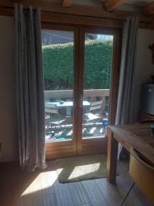 przesuwnymi szklanymi drzwiami z widokiem na patio w obiekcie Appartement La Suite Mont-Blanc w Chamonix-Mont-Blanc