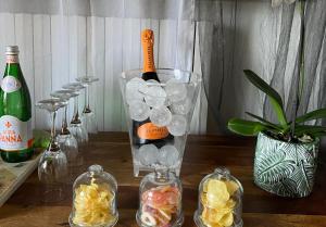 uma garrafa de champanhe num recipiente de gelo e copos em Villa Mattei em Villa Pedergnano
