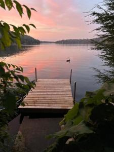 Gallery image of Stunning Water Front Cocooning et Spa 380 in Chertsey +53 photos