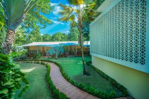GHL Hotel Club el Puente في جيراردو: اطلالة على منزل مع حديقة