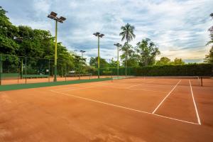 um campo de ténis com dois ténis em GHL Hotel Club el Puente em Girardot