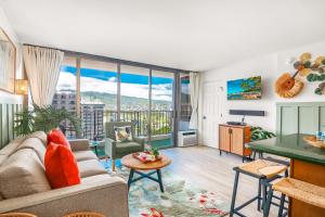 檀香山Stylish Stay at Waikiki, Close to Beach, Parking的客厅里有一张沙发和一张桌子。
