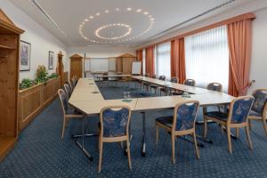 ハーネンクレー・ボックスヴィーゼにあるHotels am Kranichseeの会議室(長いテーブルと椅子付)